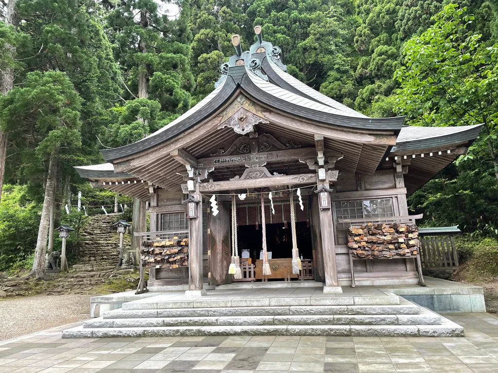 男鹿真山神社